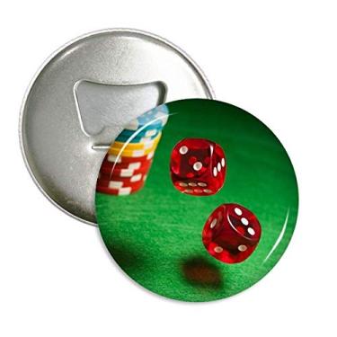 Imagem de Abridor de garrafas de mesa verde com fichas de dados e ímã de geladeira, emblema multifuncional