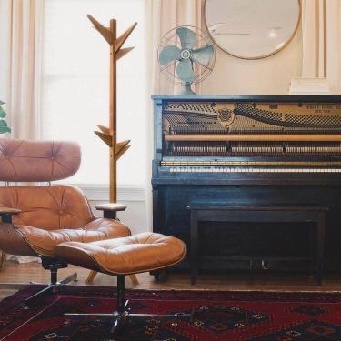 Imagem de Mancebo Chão Reticulado Madeira Com Arara De Roupas E Bolsa