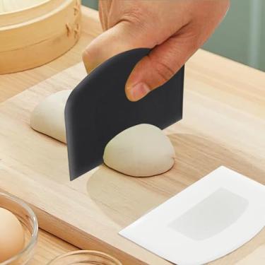 Imagem de 2 peças de raspador de massa de plástico flexível, ferramentas antiderrapantes de escultura e modelagem (branco e preto)