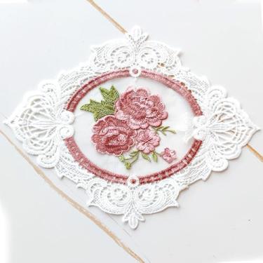 Imagem de Pacote com 2 jogos americanos retrô de renda bordados florais tapetes de mesa estilo francês, toalhas de crochê de renda para mesas, decoração de cômoda, tapete de vaso de casamento, branco, 19 x 25