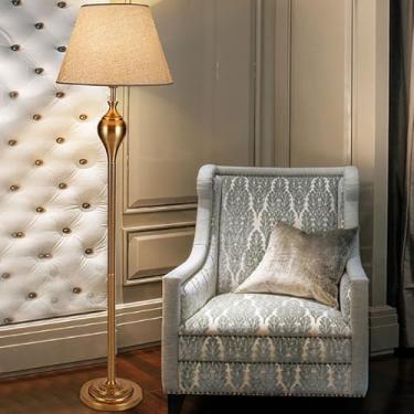 Imagem de Luminária de chão com cúpula de linho, estrutura em metal polido, ideal para leitura em ambientes internos. Luminária vertical moderna e elegante para sala de estar e quarto.