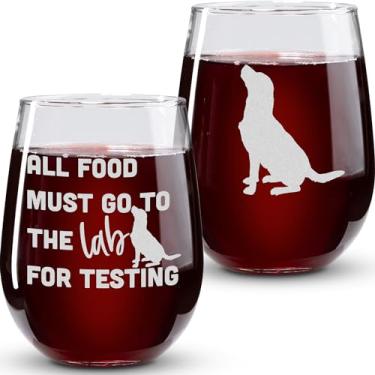 Imagem de On The Rox Drinks Presentes de labrador para amantes de labrador - All Food Must Go To The Lab For Testing Conjunto de 2 taças de vinho sem haste - Taça de vinho de laboratório de chocolate - rosto de