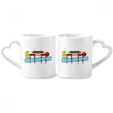 Imagem de Bamboo Memorial Gateway China Town Conjunto de canecas de porcelana para casais, copo de cerâmica para amantes com alça de coração