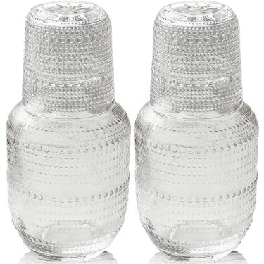 Imagem de ZOOFOX Conjunto de 2 garrafas de água vintage de cabeceira e conjunto de vidro, garrafa de água noturna em relevo transparente com copos de copo, jarra elegante e copo combinando, fácil acesso para a