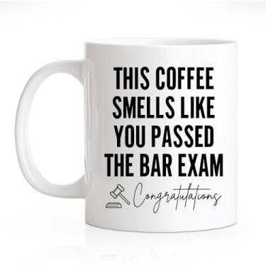 Imagem de RZHV Caneca divertida This Coffee Smells Like You Passed The Bar Exam 325 ml, Caneca de café engraçada para amantes de café paralegal, presentes de graduação para advogados, presentes de alegria para