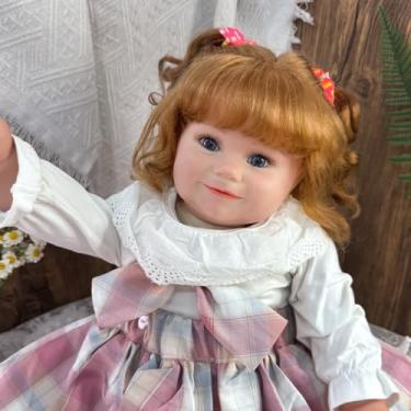 Imagem de Bebê Reborn Boneca Menina - Corpo de Pano, 65cm, Camisa Branca de Manga Comprida, Saia Grande Rosa Xadrez, Olhos Azuis