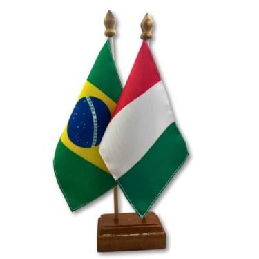 Imagem de Bandeira de Mesa Elegance Brasil e Itália, Dupla Face, Base em Madeira, 19x13cm, Tecido Oxford, Decorativa para Escritório e Eventos