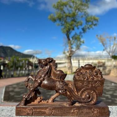Imagem de FENNYYAR Estátua de cavalo de madeira de ágar esculpida à mão - Success Arrives & Wealth Returns, 19 cm 18,8 cm, decoração de mesa de escritório em casa