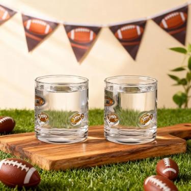 Imagem de SiliFine Pacote com 4 copos de vidro com ícones de futebol de 396 g Copos de suco duplo à moda antiga soprado à mão sem haste, copo reutilizável para presentes de festa esportiva de aniversário