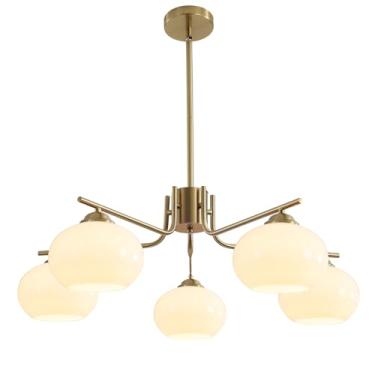 Imagem de Lustre Sputnik de 5 lâmpadas com cúpulas, estilo moderno, em latão dourado, com detalhes em vidro leitoso, ideal para ilha de cozinha e sala de jantar.