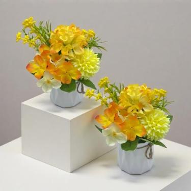 Imagem de Carfoeny 2 peças de flores de laranja falsas hortênsias em vaso de plantas em vaso de decoração de mesa, flores de hortênsia falsa em vaso de seda crisântemo floral para quarto de hóspedes ao ar livre