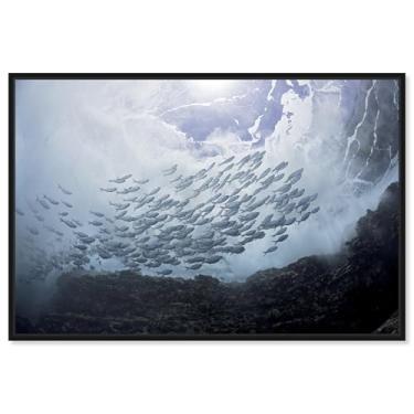 Imagem de David Fleetham - Arte de parede em tela de fotografia de vida real com bandeiras havaianas sob o mar, por Notoriart, moldura flutuante preta, 76 cm x 50 cm