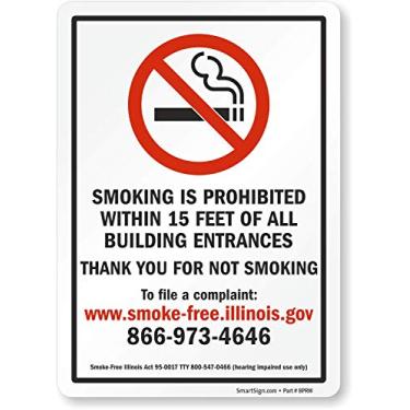Imagem de SmartSign Etiqueta adesiva de vinil, legenda "Proibido fumar dentro de 15 pés de entradas" com gráfico, 18 cm de altura x 12,7 cm de largura, preto/vermelho em branco