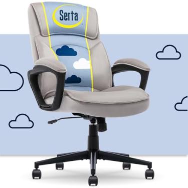 Imagem de Serta® Cadeira executiva de escritório clássica confortável, ergonômica no meio do encosto com suporte extra de madeira, apoios de braços acolchoados, altura ajustável e alavanca lateral com trava de