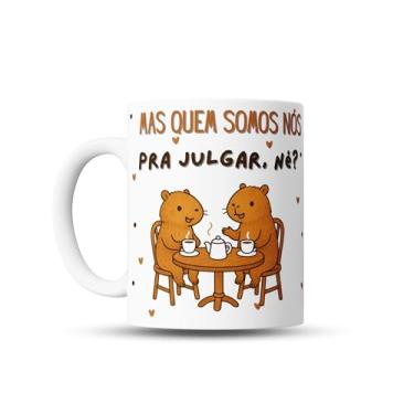 Imagem de Caneca de Café Engraçada com Arte de Capivaras, Frase 'Quem Somos Nós pra Julgar, né?'