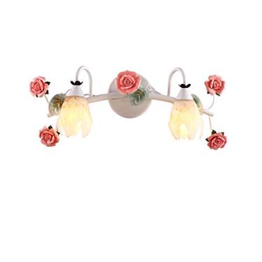 Imagem de Luminária frontal para espelho de banheiro estilo campestre, com design floral europeu, ideal para maquiagem e penteadeira. Arandela para banheiro com 2 lâmpadas.