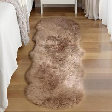 Imagem de Goolela Tapete de corredor de pele de carneiro sintética marrom claro bege macio tapete de cabeceira para quarto 5 x 15 cm tapete peludo felpudo corredor lavável sala de jogos escritório pele de
