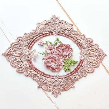 Imagem de Pacote com 2 jogos americanos retrô de renda bordados florais tapetes de mesa estilo francês, toalhas de crochê de renda para mesas, decoração de cômoda, vaso de casamento, tapete de copos, rosa, 19 x