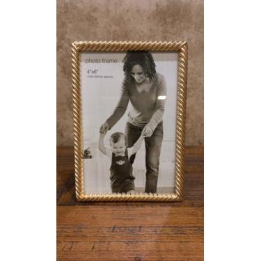 Imagem de Porta Retrato Ondulado Metal Dourado - Via Decor