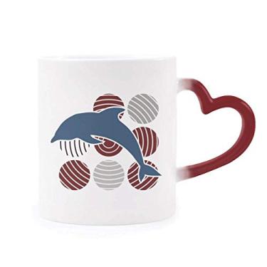 Imagem de Caneca de grés que muda de cor vermelha com desenho de círculo de golfinho ilustra sensível ao calor