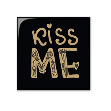 Imagem de Kiss Me Pedra de parede com citação dourada, azulejo de cerâmica brilhante para banheiro e cozinha