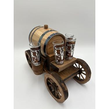 Imagem de Suporte rústico de vidro de barril de madeira com rodas de vagão, 3 copos decorativos, decoração de bar estilo ocidental