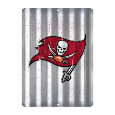 Imagem de Rico Industries Placa de telhado de metal de latão NFL Football Tampa Bay Buccaneers 30,5 x 40,6 cm