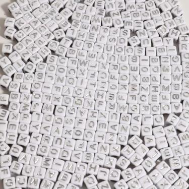 Imagem de 1200 peças 6 × 6 mm contas do alfabeto cubo branco acrílico prata letras contas, para pulseiras e fabricação de joias