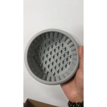 Imagem de Bikabpet Tigela para lamber cães, tigelas de alimentação lenta de silicone para cães e gatos – Comida úmida, ventosas, design antiderrapante (cinza, pequena)