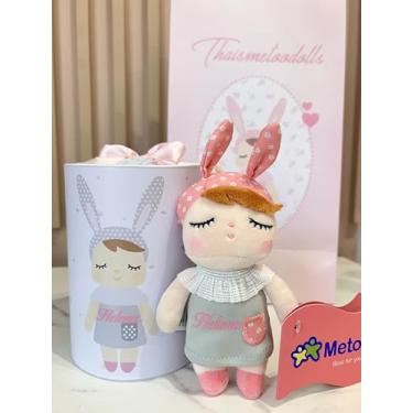 Imagem de Metoo Boneca de Pelúcia Coelhinha, com nome da sua criança e Cinza, Infantil, Macio com Laço de Bolinhas, Decoração para Quarto de Bebê. Por favor enviar nome no chat da Amazon Obrigada