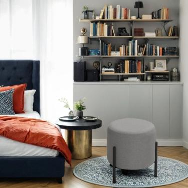 Imagem de Puff Orgânico Decorativo Redondo Para Sala Pés De Ferro Alaska Linho Cinza Escuro