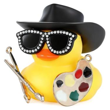 Imagem de BOZILY Pato de borracha com acessórios, pato amarelo, mini chapéu, óculos de sol, prancheta, pincel e adesivos, decoração de painel de carro, presente Squeeze Squeaky