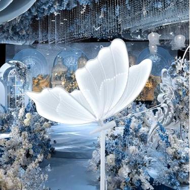 Imagem de LJIE-House Luminária de chão de borboleta de casamento - Luzes LED brancas de borboleta criativa para pendurar no teto, adereços para decoração romântica de festa de casamento nupcial (60 cm)