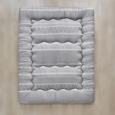 Imagem de Colchão de chão japonês, design fácil de guardar, para o verão, colchão estilo futon boho com listras brancas estilo triângulo com bolsa de armazenamento e capa lavável, tapete de brincar infantil