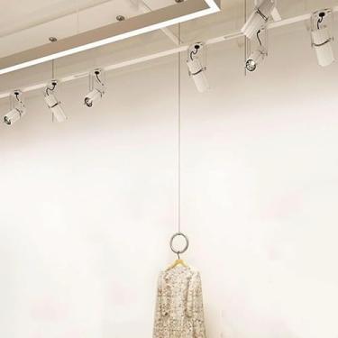 Imagem de Cabideiro Expositor Ajustável Em Altura Loja De Roupas Cabide De Teto Vestido De Noiva Armazenamento Montado Na Parede Prateleira Organizadora De Quarto Comercial Para Compras, A, D