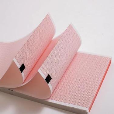 Imagem de 2 pacotes de papel ECG para Mortara ELI 250, máquinas ELI 350, Mortara 9100-026-50 compatíveis, cada pacote 21,6 x 28 x 200 folhas, com cabeçalho, papel ECG Red Grid Z Fold