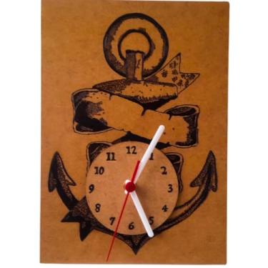 Imagem de Relógio de Mesa em Quadro Decorativo sem moldura para casa, escritório ou clínica; 28cm; quartz analógico som tic-tac suave; design artesanal madeira; pirografia de uma âncora clássica, contemporânea.