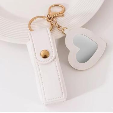 Imagem de (branco) Chaveiro feminino de couro PU com estojo de batom, bolsa de coração e chaveiro espelhado, bolsa de maquiagem compacta para ocasiões diárias/especiais, presente de dia dos namorados
