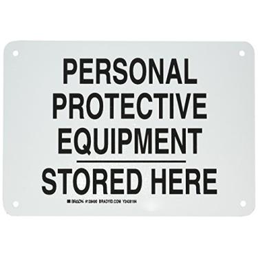 Imagem de Brady 128490 Placa de proteção pessoal, legenda "Equipamento de proteção individual armazenado aqui", 17,8 cm de altura, 25,4 cm de largura, preto sobre branco