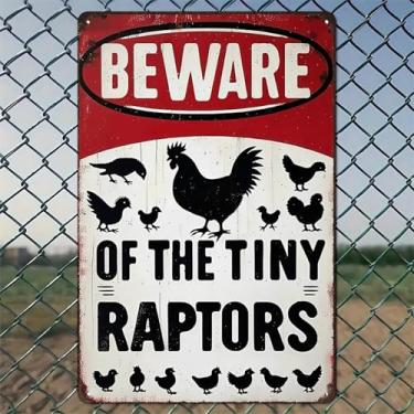 Imagem de Placa Beware Tiny Raptors Arte de parede de alumínio rústico e placa de metal - 20,3 x 30,5 cm, decoração vintage interna e externa para casa, escritório, café, quintal e jardim, fazenda