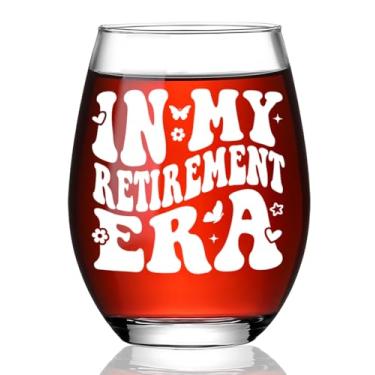 Imagem de Ymzkpoa Presentes de aposentadoria fofos para mulheres, homens, amigos, irmã, mãe, colega de trabalho, funcionário, enfermeiras, professores, chefe, In My Retirement Era, taça de vinho sem haste