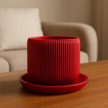 Imagem de Vaso de Planta Moderno Vermelho com Prato, Design Canelado, Decorativo para Interior, Plástico Durável