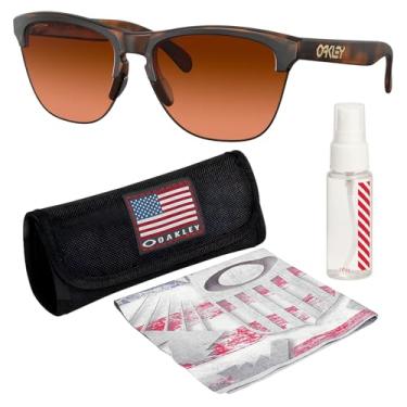 Imagem de Oakley Óculos de sol Frogskins Lite 0OO9374 armação marrom fosco tartaruga com lentes degradê marrom Prizm com kit oficial de óculos