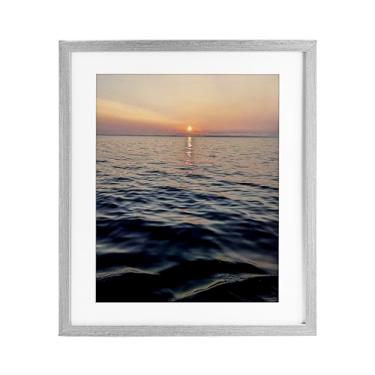 Imagem de Stupell Industries Impressão emoldurada Sundown Waters Seascape cinza design sob vidro por Kali Wilson, 21 x 17