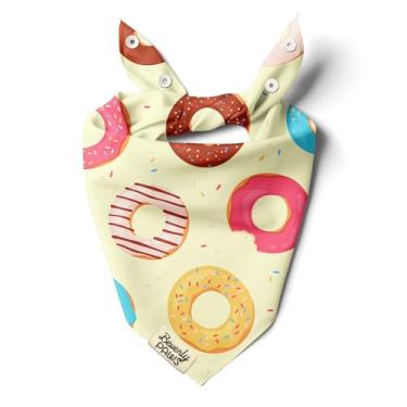 Imagem de BeverlyPaws Bandana de encaixe para cães pequenos, médios e grandes, lenço ajustável para cães e gatos, para meninas e meninos, roupas e acessórios engraçados para filhotes (rosquinhas amarelas, médio
