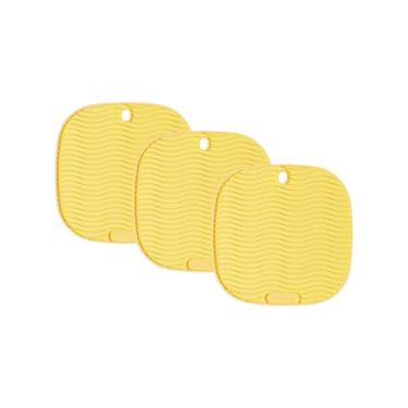 Imagem de Conjunto de Descansos de Panela Quadrado de Silicone Amarelo - 3 unidades - 17x17cm - Resistente ao Calor e Deslizamento - Livre de BPA
