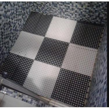 Imagem de Tapete Modular Banheiro Antiderrapante 30x30cm – 6 Unidades para Box Chuveiro Sauna e Piscina (PRETO E BRANCO)