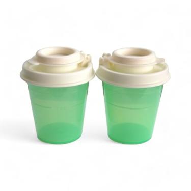 Imagem de Conjunto de mini saleiro e pimenteiro Tupperware 2oz verde pastel com blusas marfim
