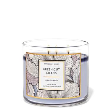 Imagem de Vela perfumada White Barn Bath & Body Works de 3 pavios em lilases frescos cortados (2021), roxa