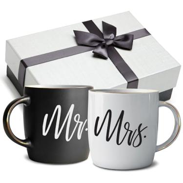 Imagem de Triple Gifffted Mr and Mrs Canecas de café para casais ideias de presentes para Natal, casamento, aniversário, noivado, dia dos namorados, presente para ela, marido, esposa, ele, dela, homens